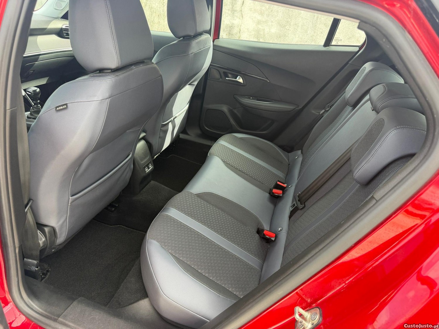 Peugeot 2008 1.2 PureTech Allure — fotografia 3