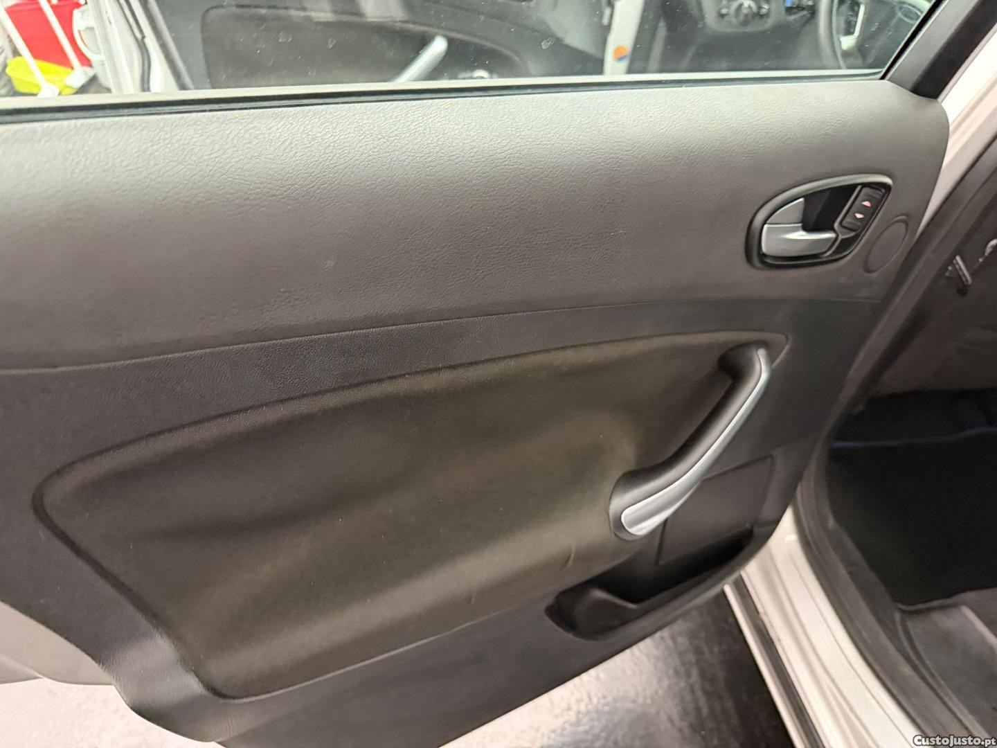 Ford Mondeo 1.8 TDCI 5P — fotografia 5