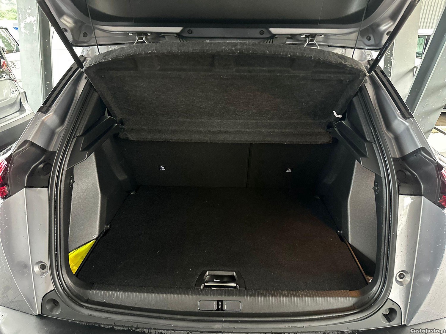Peugeot 2008 50 kWh Active Pack — fotografia 2