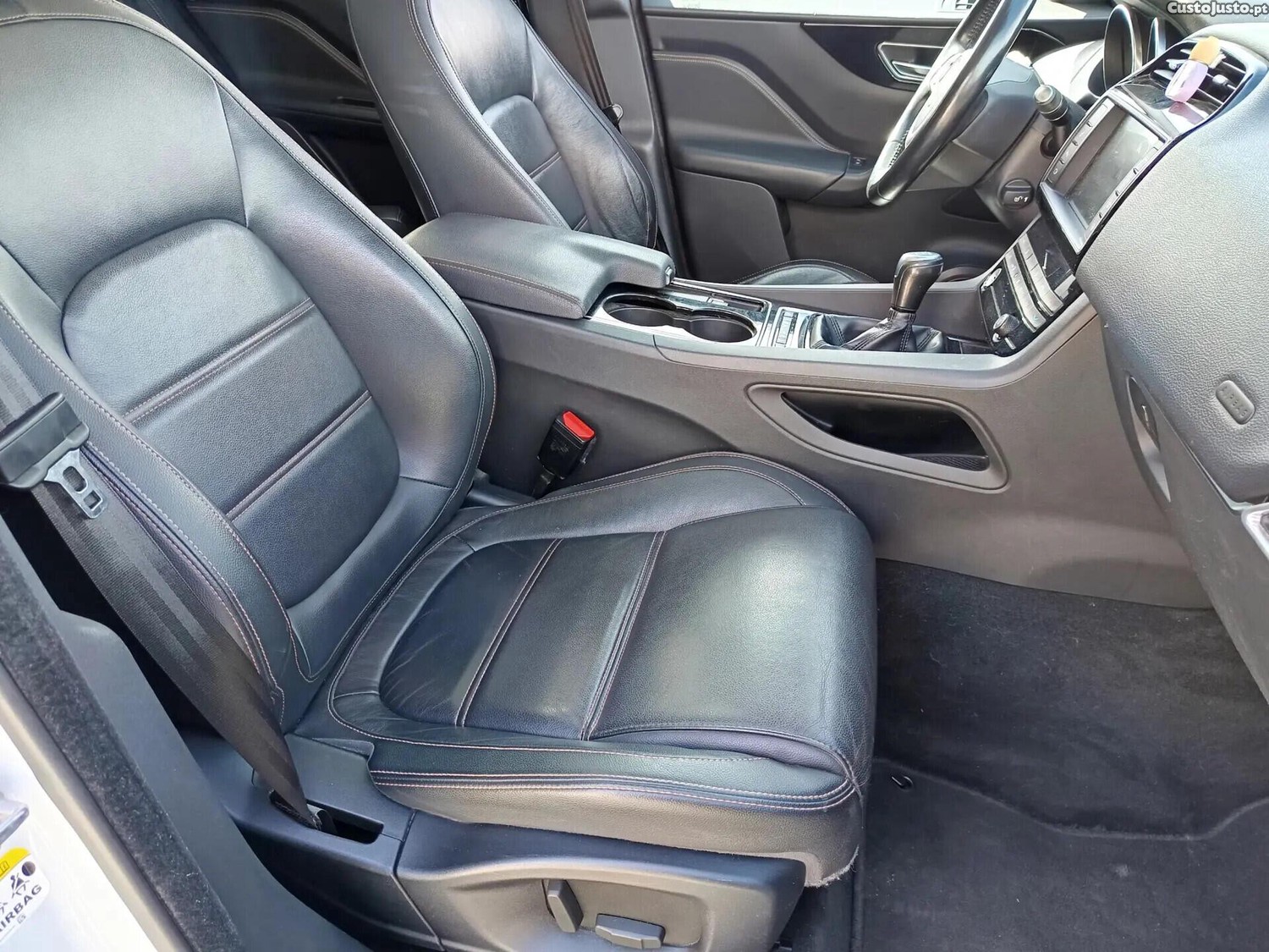 Jaguar F-Pace 2.0 i4D Prestige AWD — fotografia 11