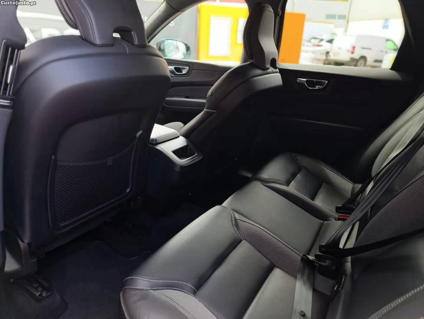 Volvo XC 60 2.0 b4 r-design — fotografia 5