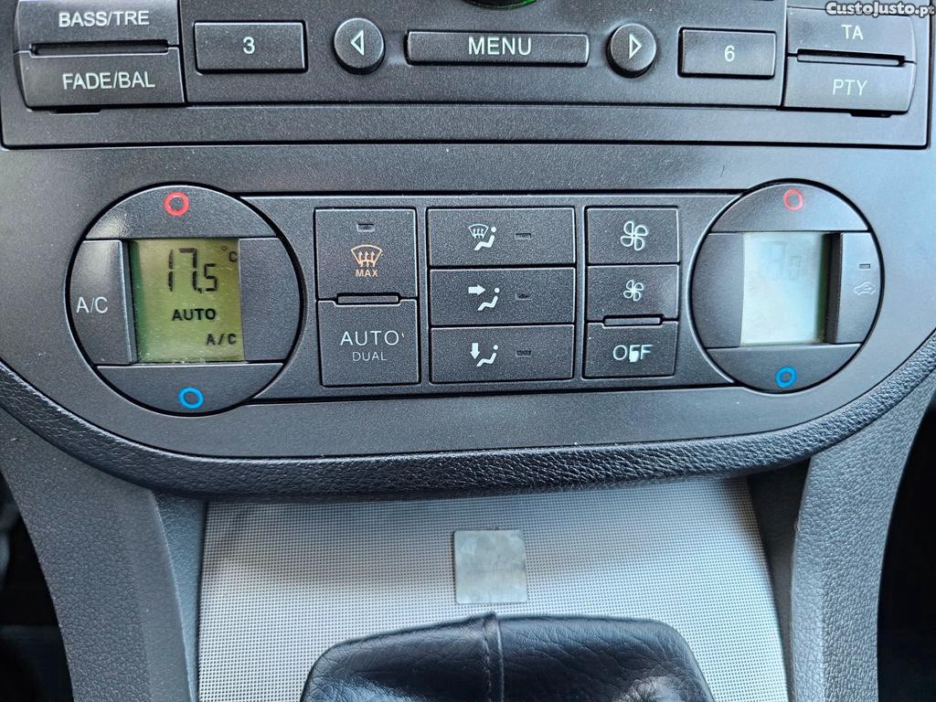 Ford C-Max 1.6Tdci 110cv Titanium 03/2004 — fotografia 2