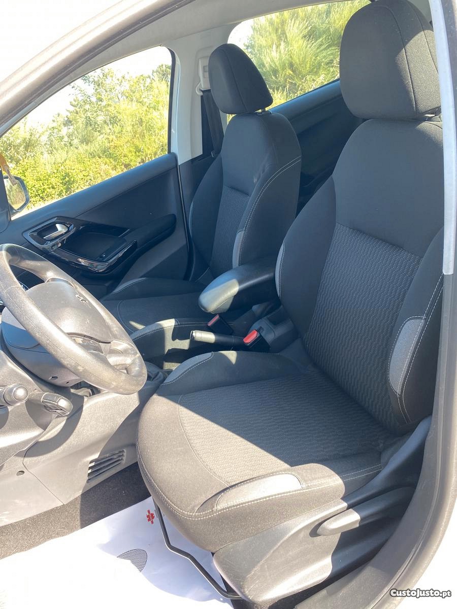 Peugeot 208 1.6 BlueHdi Style — fotografia 2
