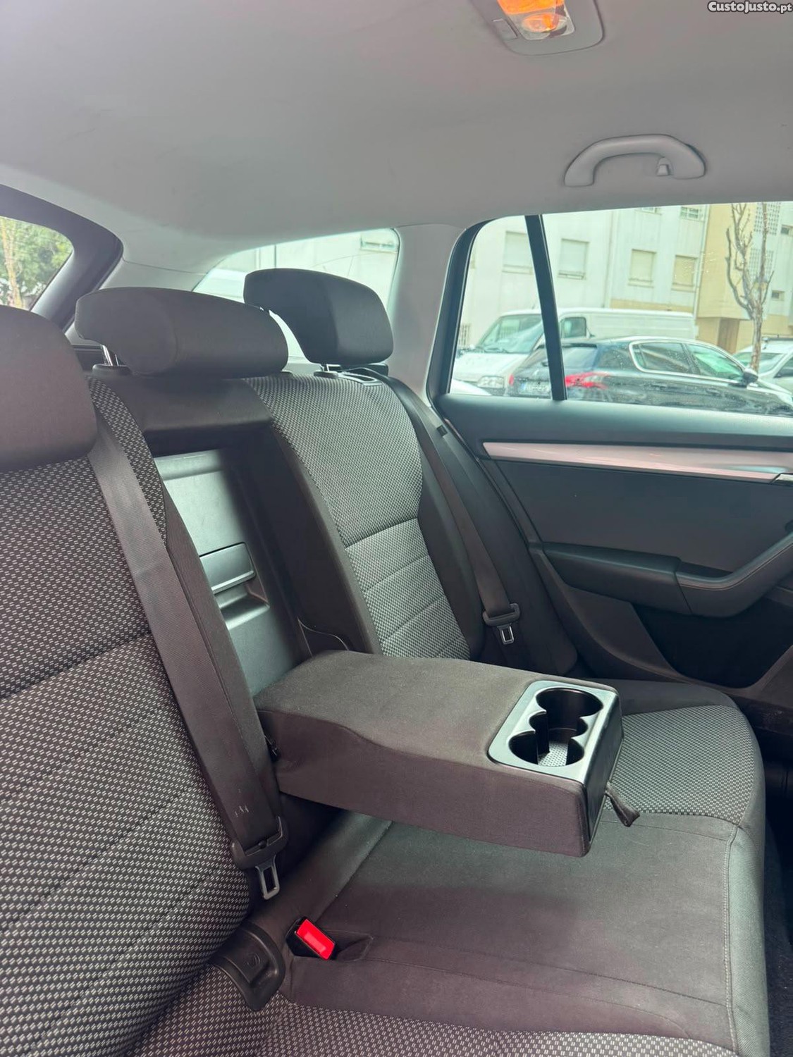 Skoda Octavia 1.6 TDI Greenline - Break — fotografia 4