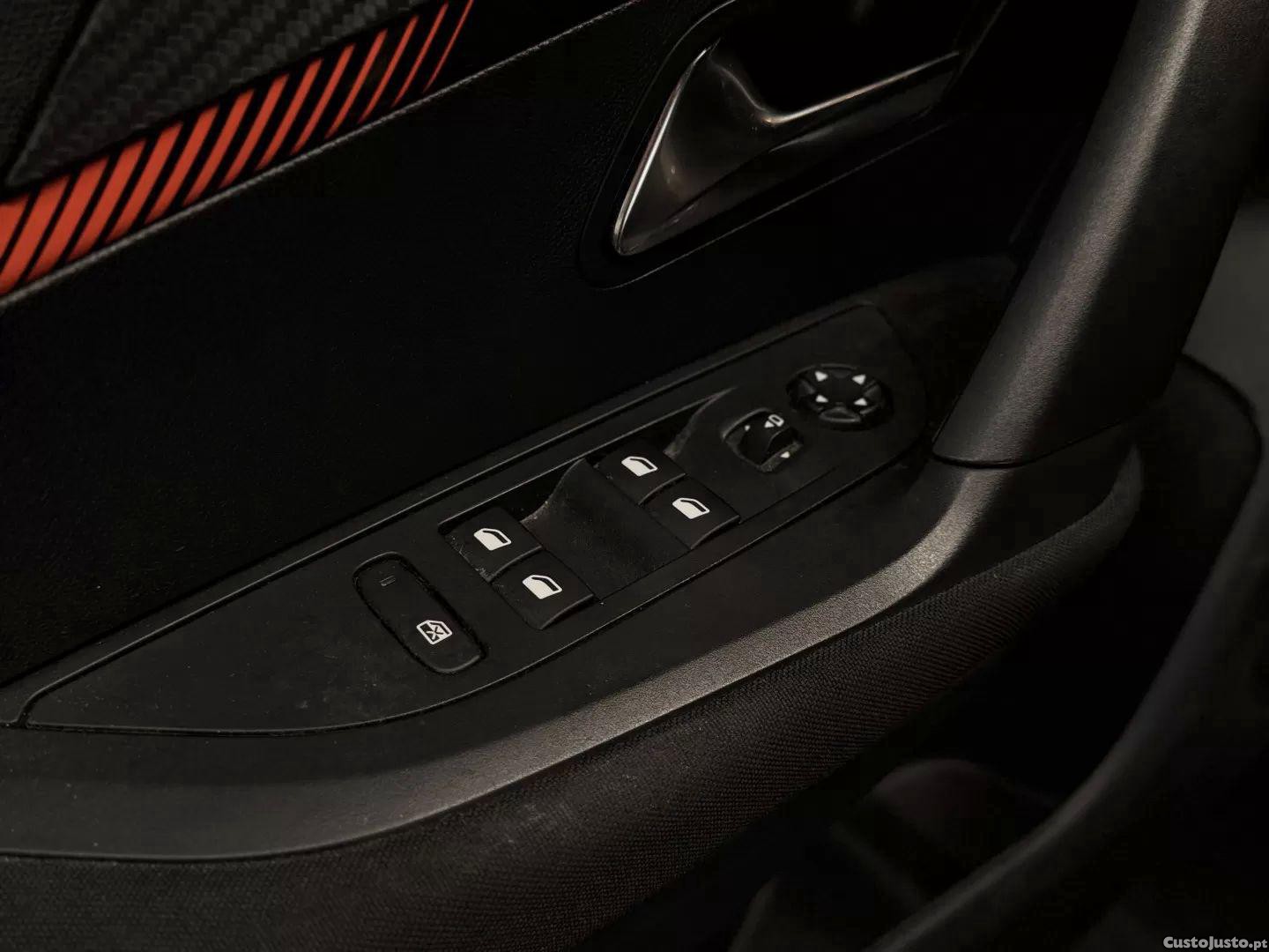 Peugeot e-2008 50 kwh active pack — fotografia 11