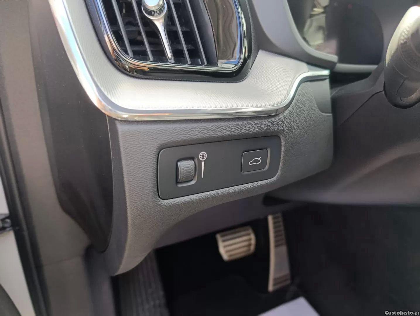 Volvo XC 60 2.0 b4 r-design — fotografia 21