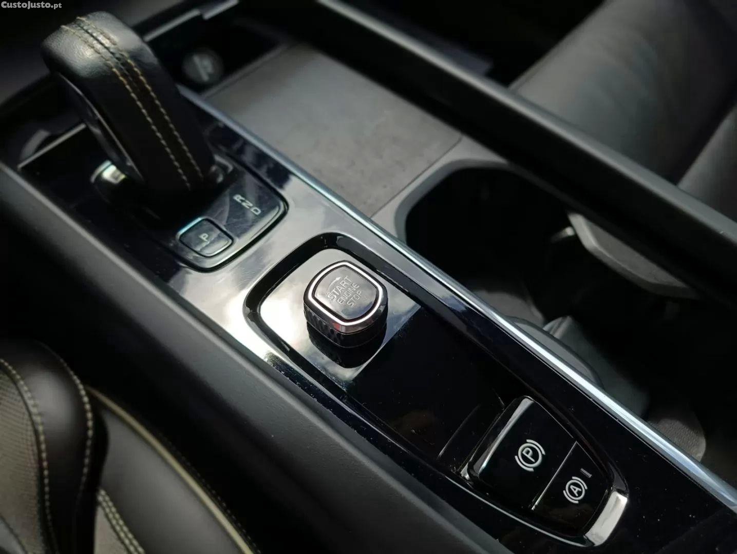 Volvo XC 60 2.0 b4 r-design — fotografia 10