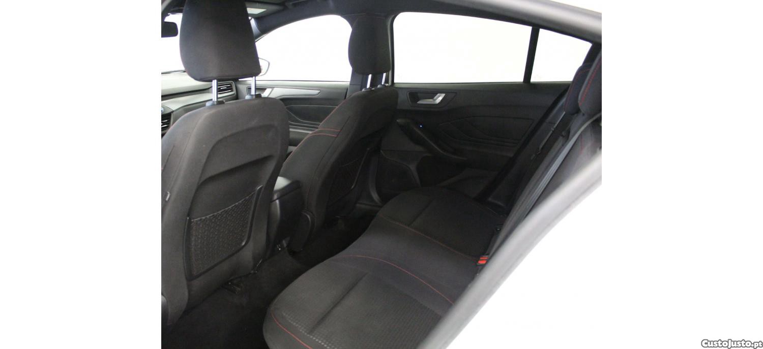 Ford Focus 1.0 EcoBoost MHEV ST-Line — fotografia 2