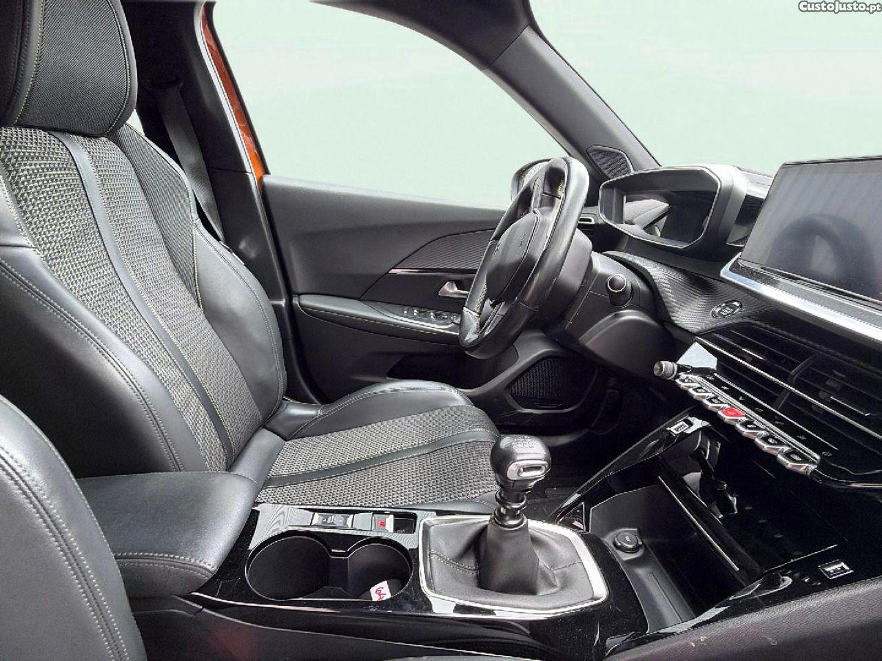 Peugeot 2008 1.2 PureTech GT Line — fotografia 6