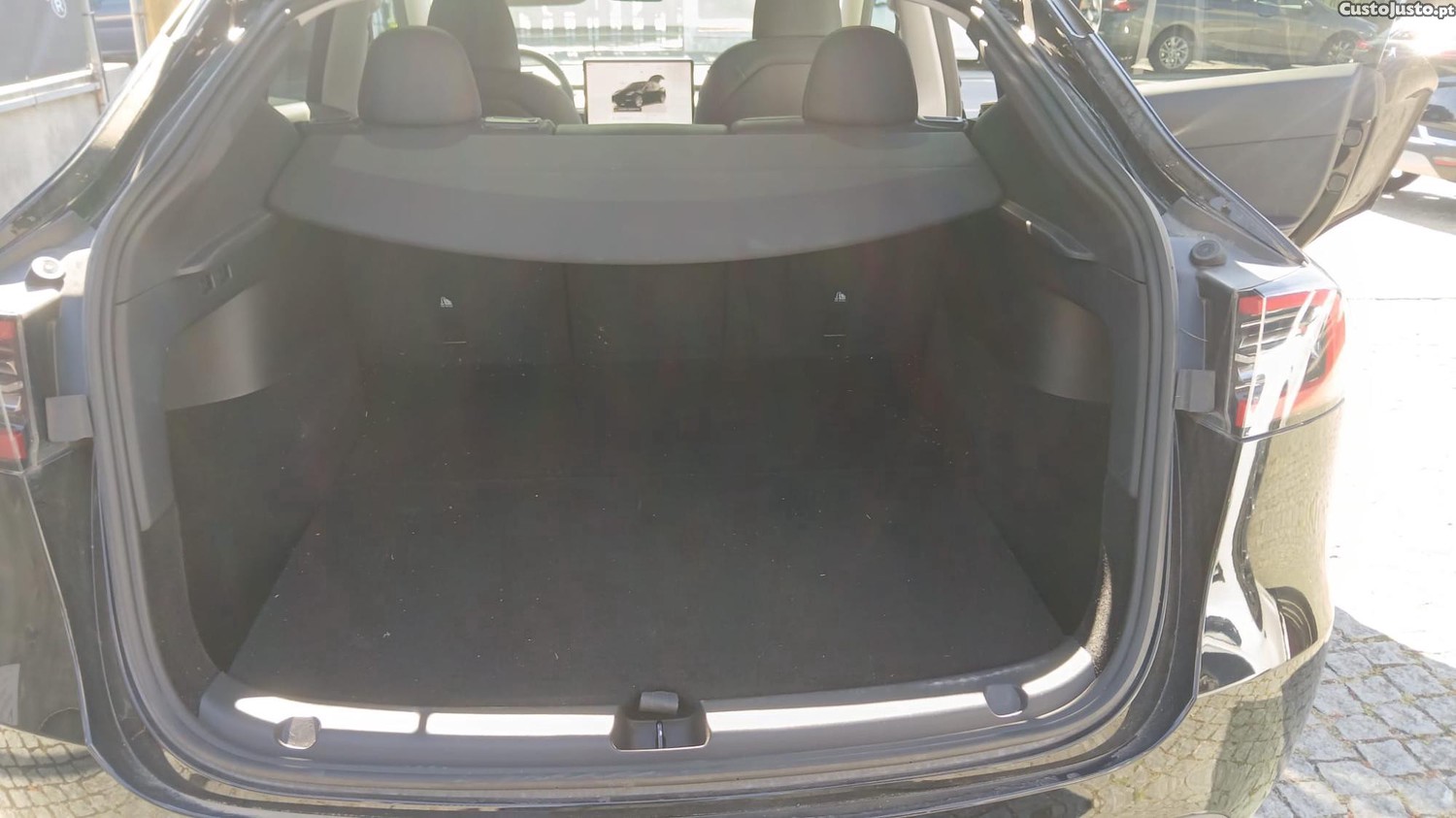 Tesla Model Y Standard RWD — fotografia 2