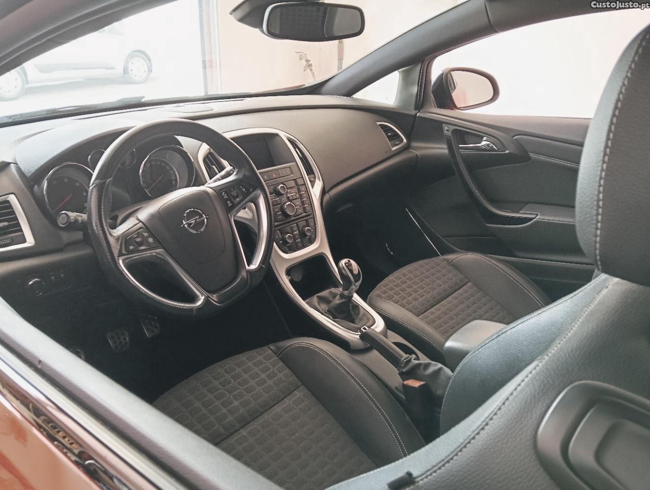 Opel Astra GTC Black OPC Line — fotografia 5