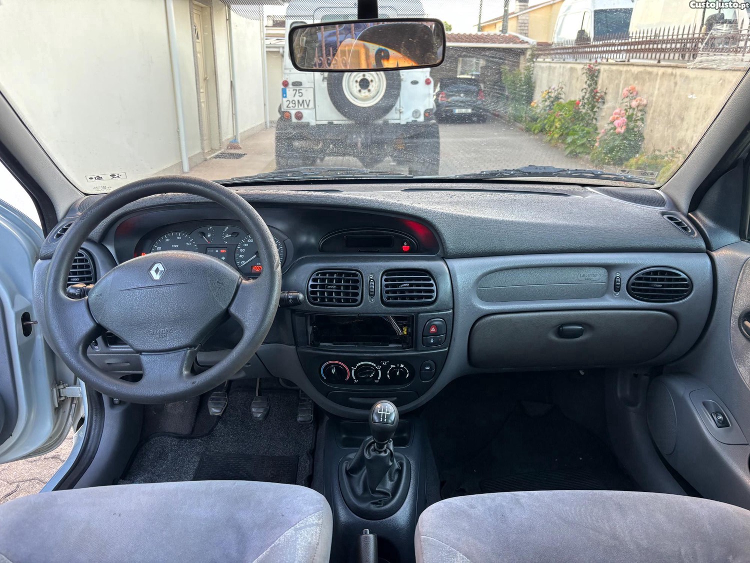 Renault Mégane 1.4 i 90cv — fotografia 4