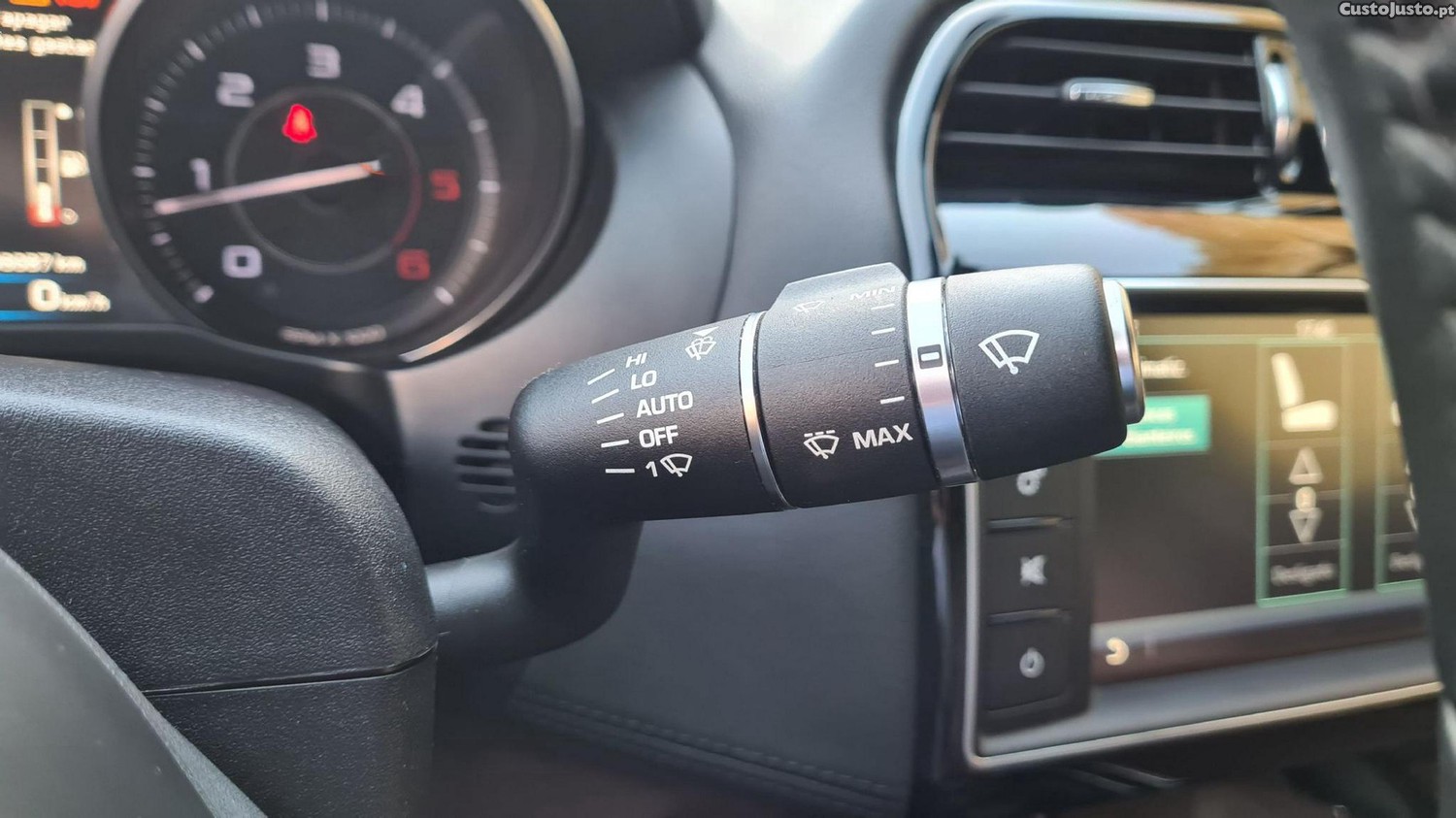 Jaguar XE 2.0 D Prestige — fotografia 15