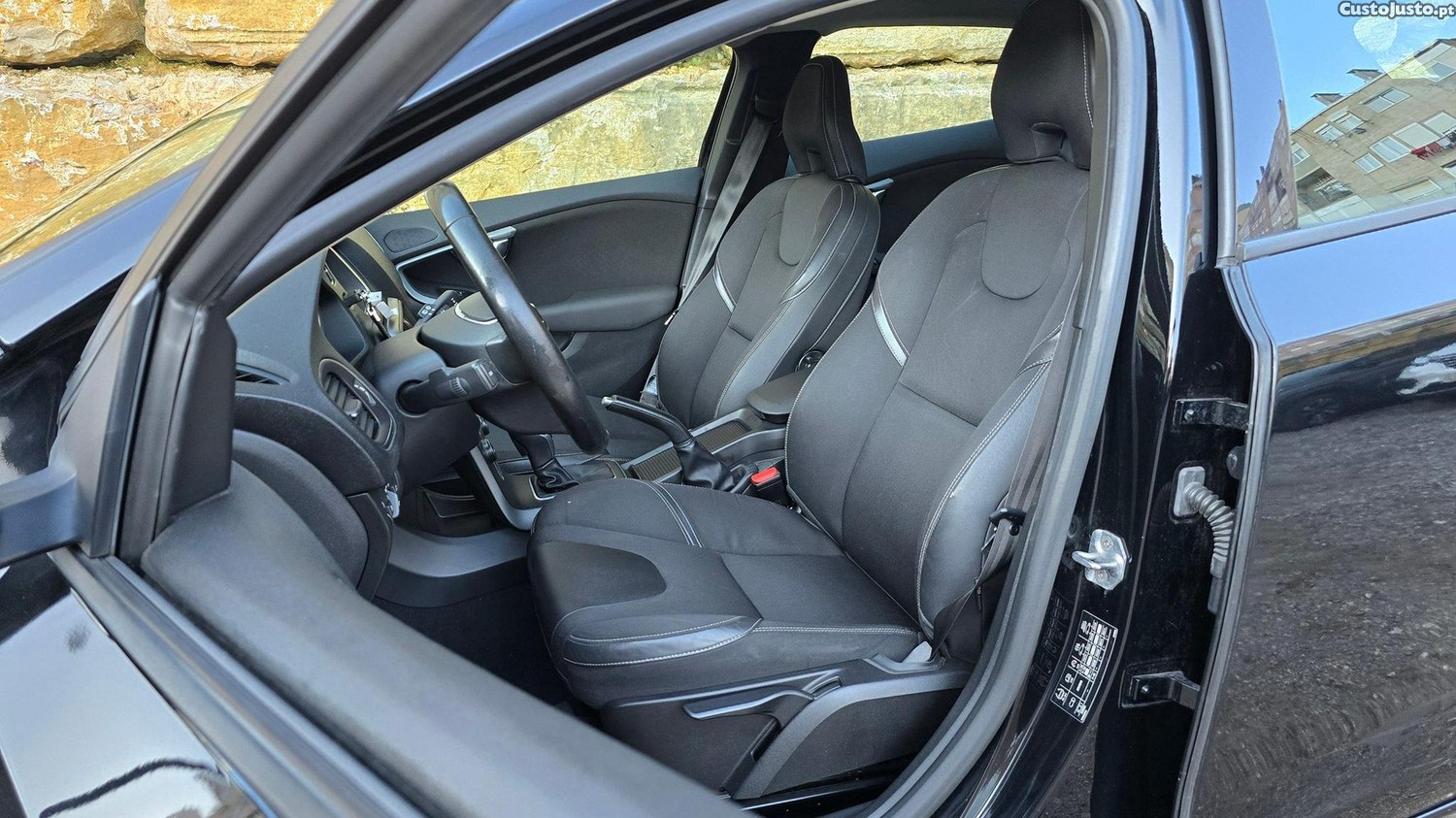 Volvo V40 2.0 D2 Momentum Geartronic — fotografia 4
