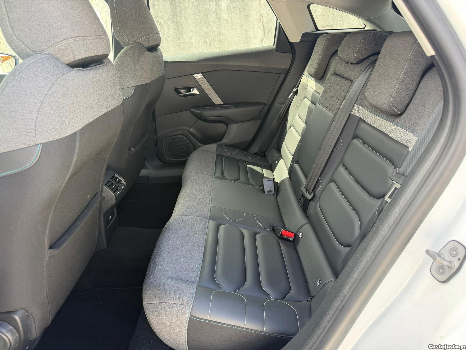 Citroën C4 1.2 PureTech Feel Pack EAT8 — fotografia 3