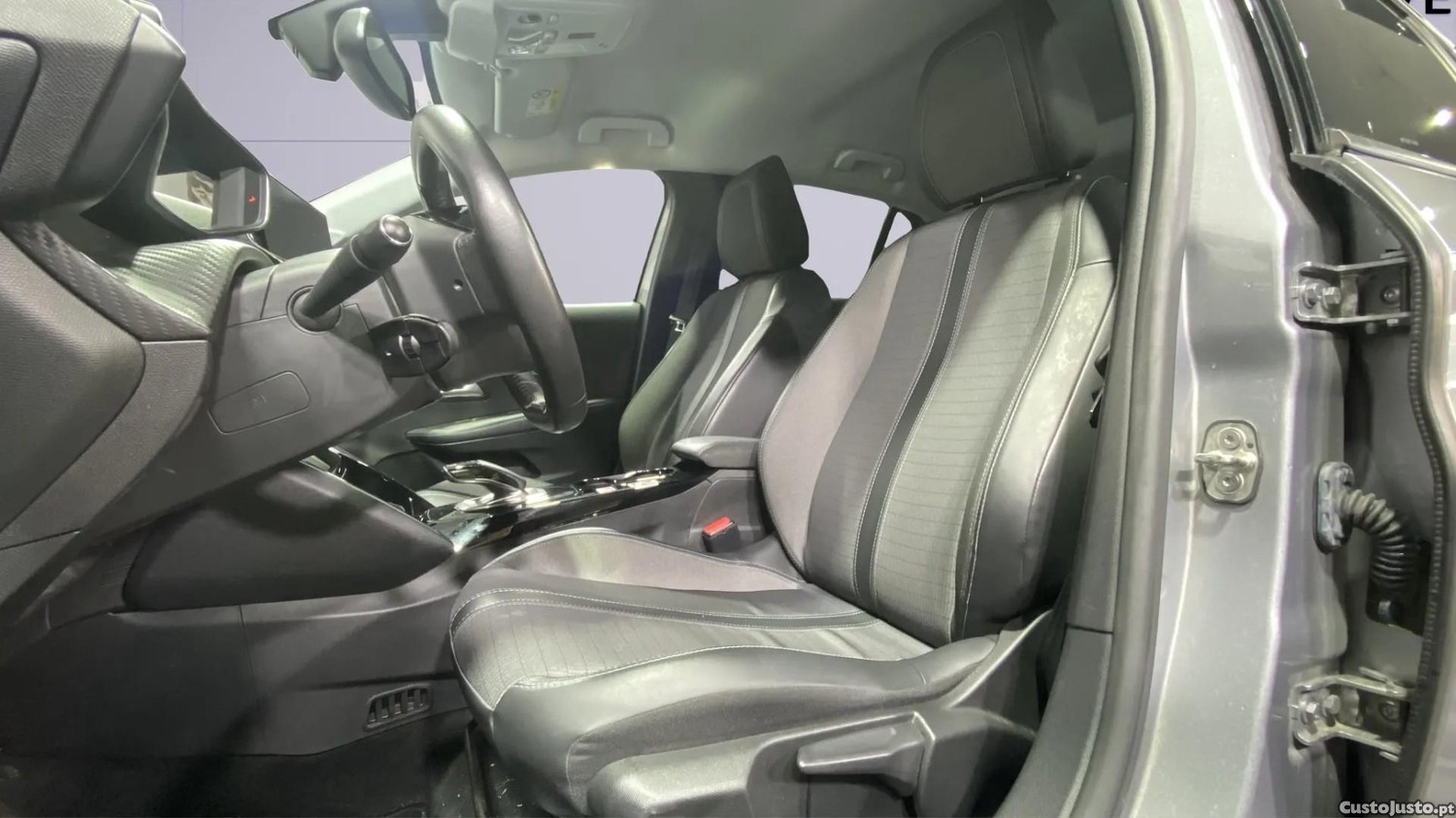 Peugeot e-208 50 kWh Allure Pack — fotografia 7