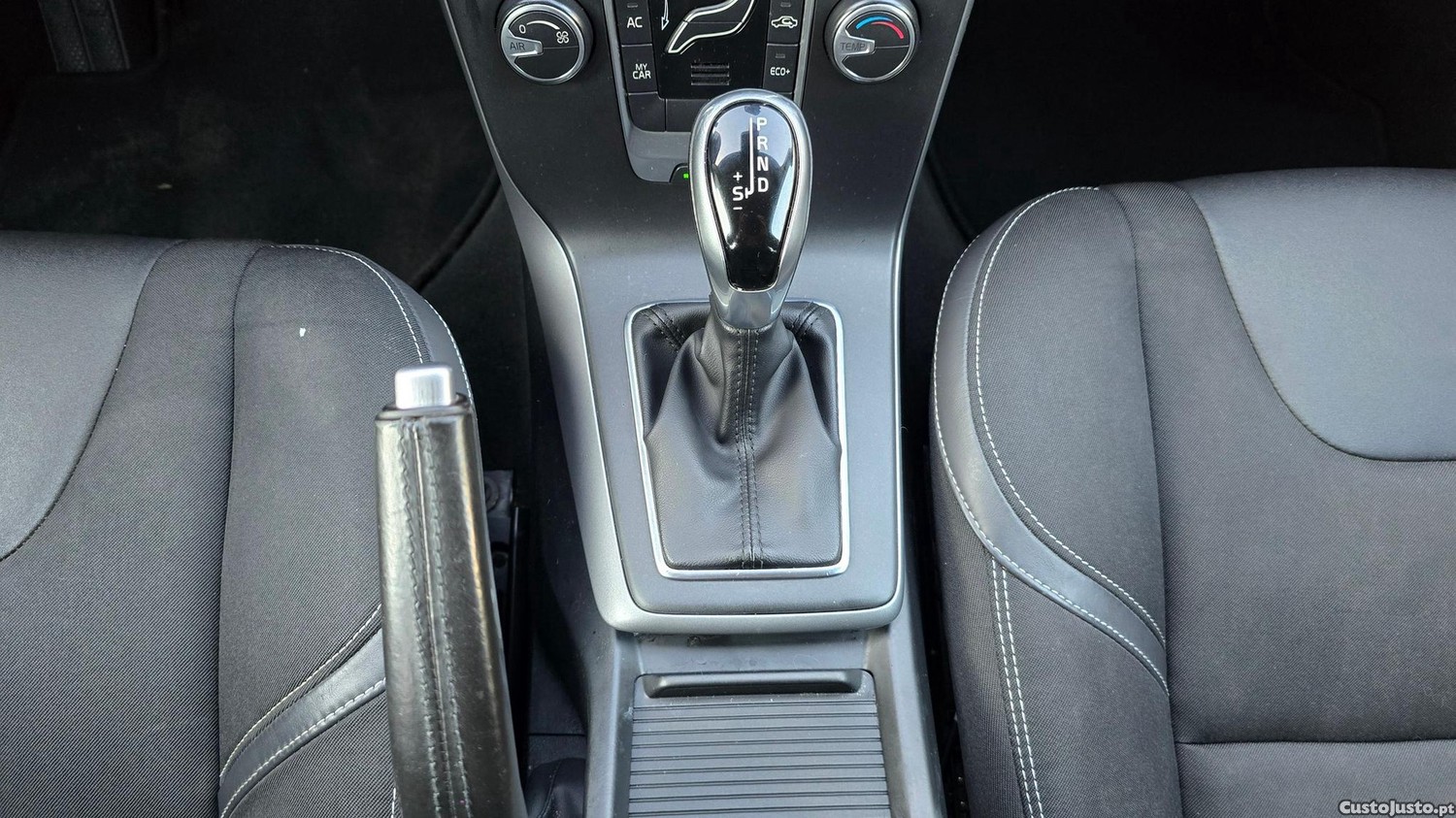 Volvo V40 2.0 D2 Momentum Geartronic — fotografia 3