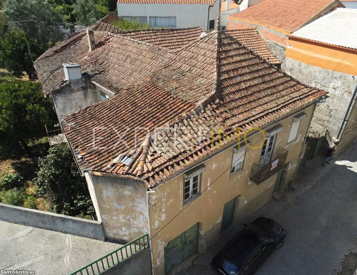Quinta com Casa, Adega e Anexos