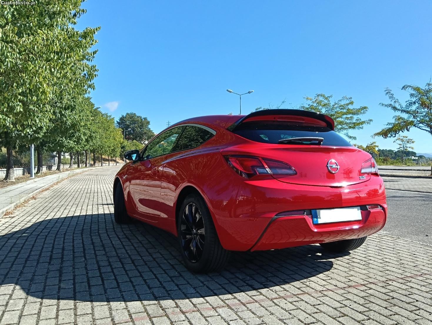 Opel Astra GTC Black OPC Line — fotografia 10