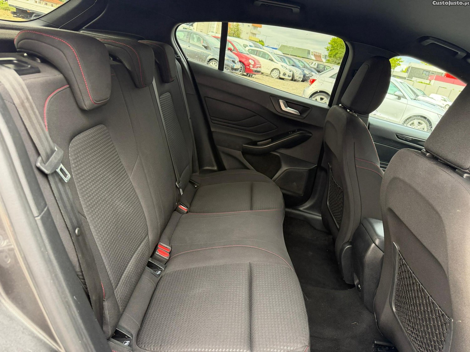 Ford Focus 1.0 EcoBoost Hybrid ST-LINE — fotografia 4