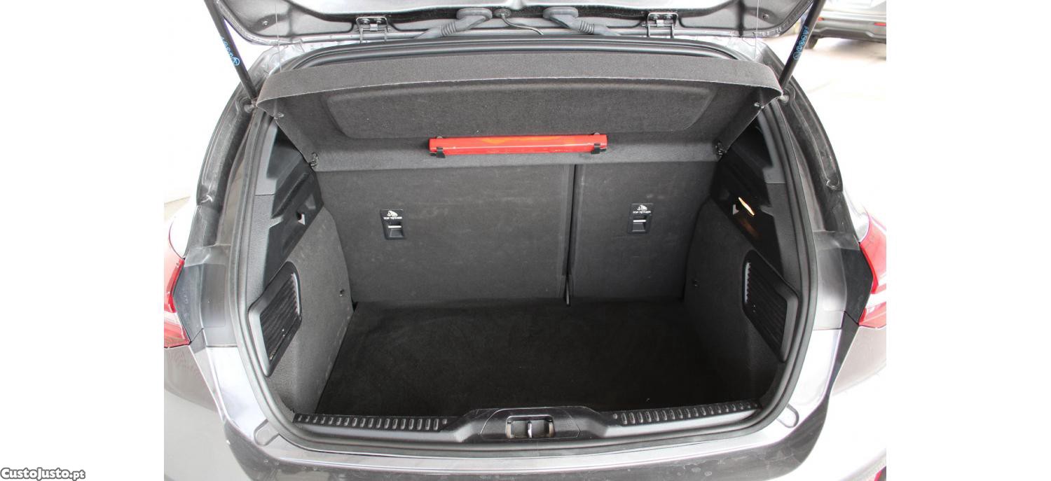 Ford Focus 1.0 EcoBoost 125cv MHEV ST-Line — fotografia 2