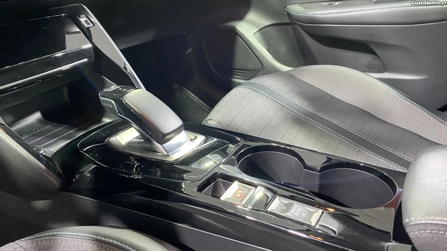 Peugeot e-208 50 kWh Allure Pack — fotografia 4