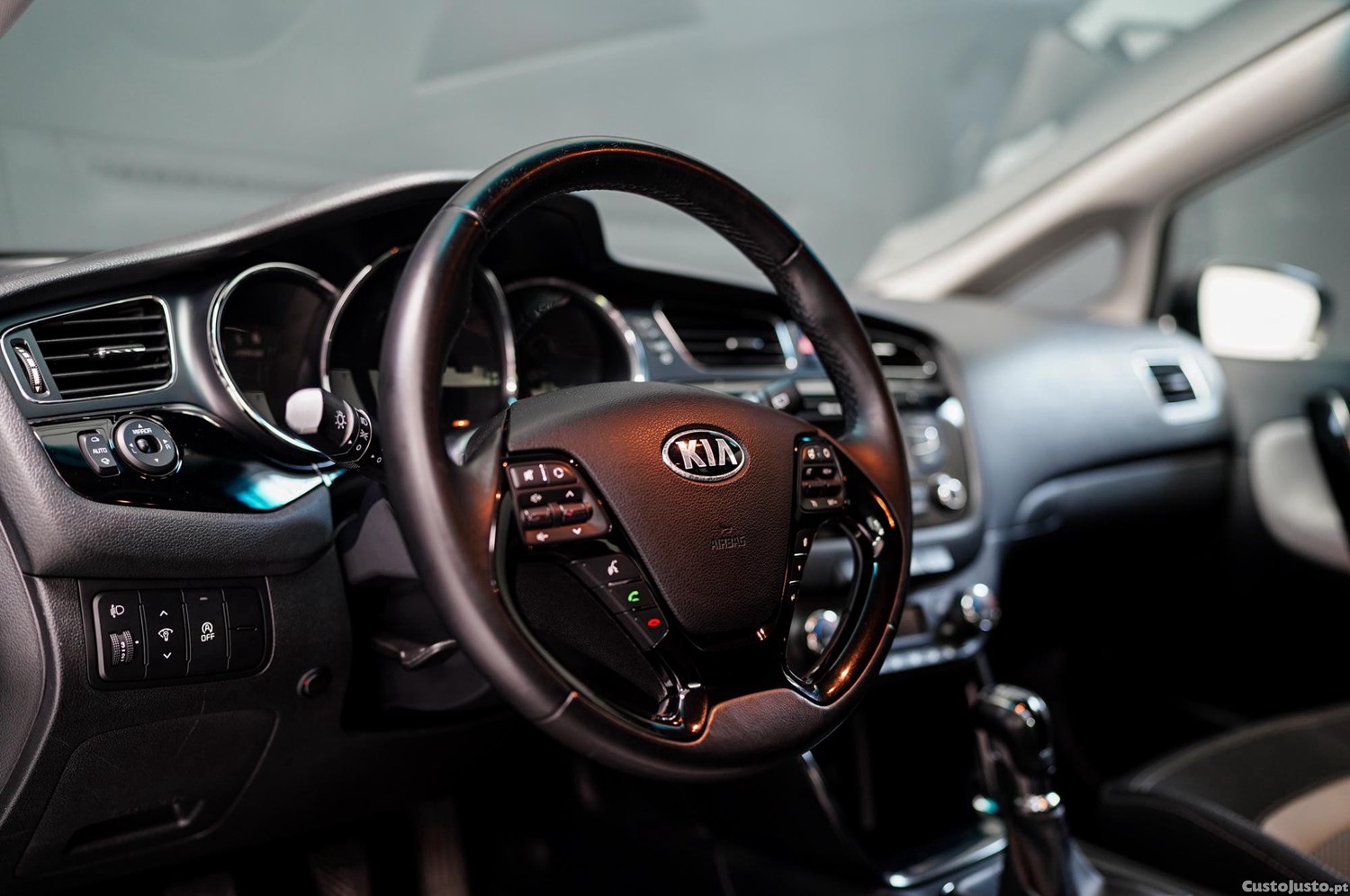 Kia Ceed 1.4 CRDi TX — fotografia 12
