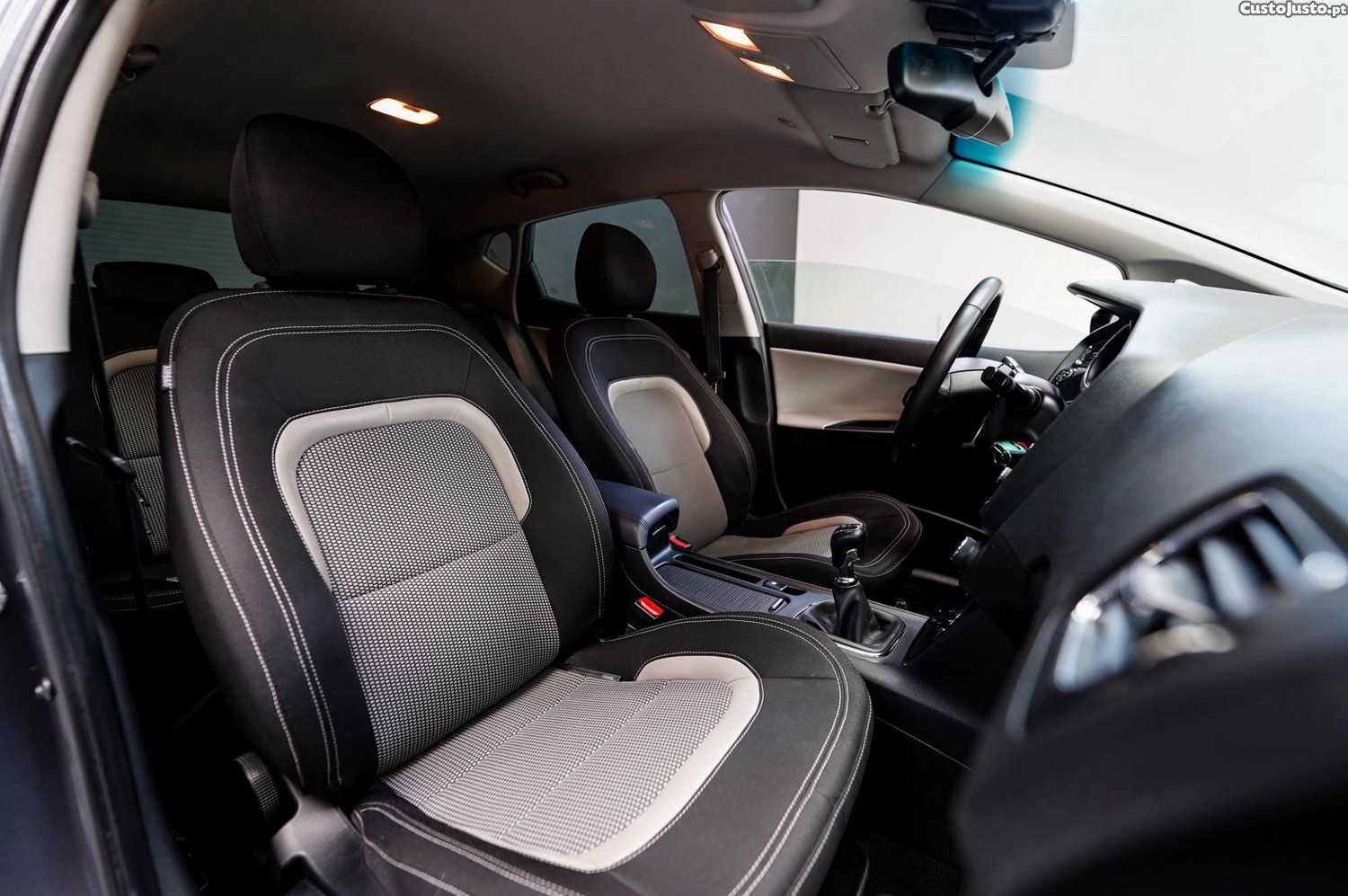 Kia Ceed 1.4 CRDi TX — fotografia 14
