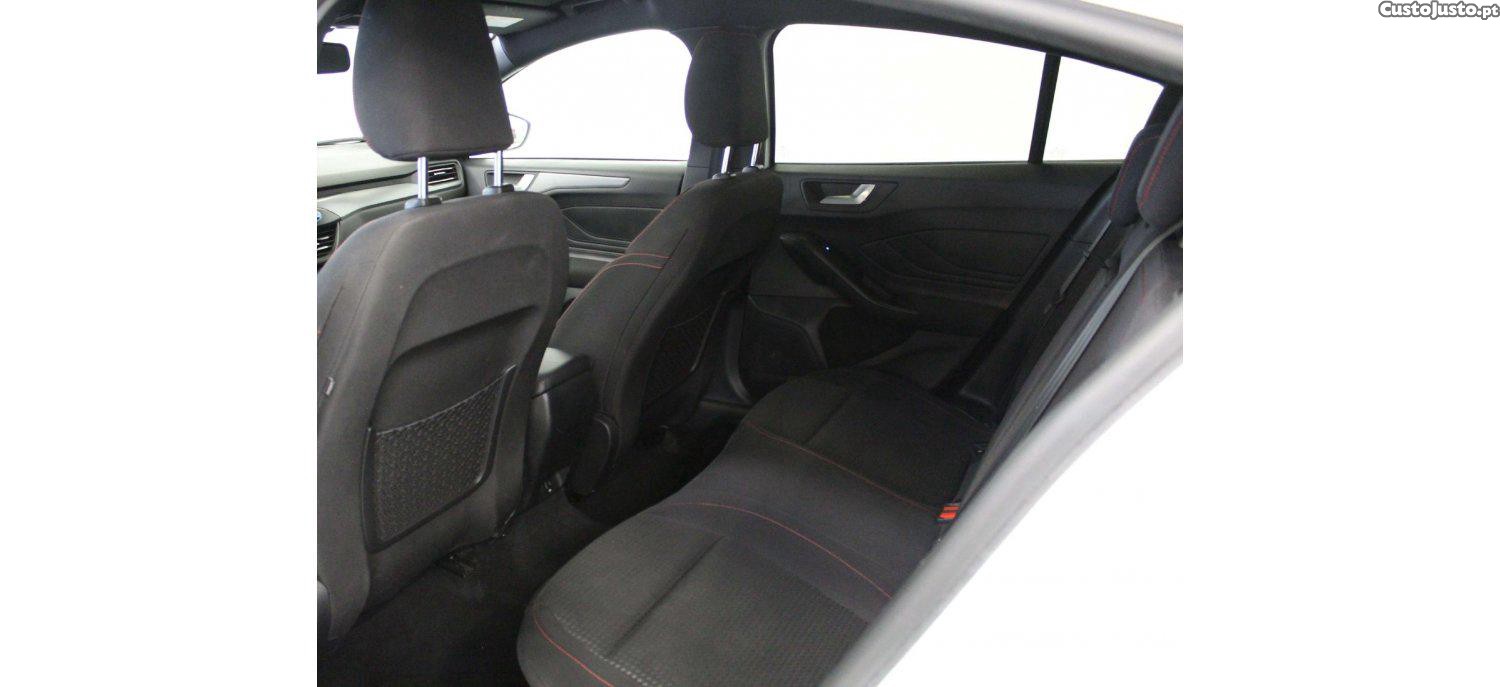 Ford Focus 1.0 EcoBoost MHEV ST-Line — fotografia 2