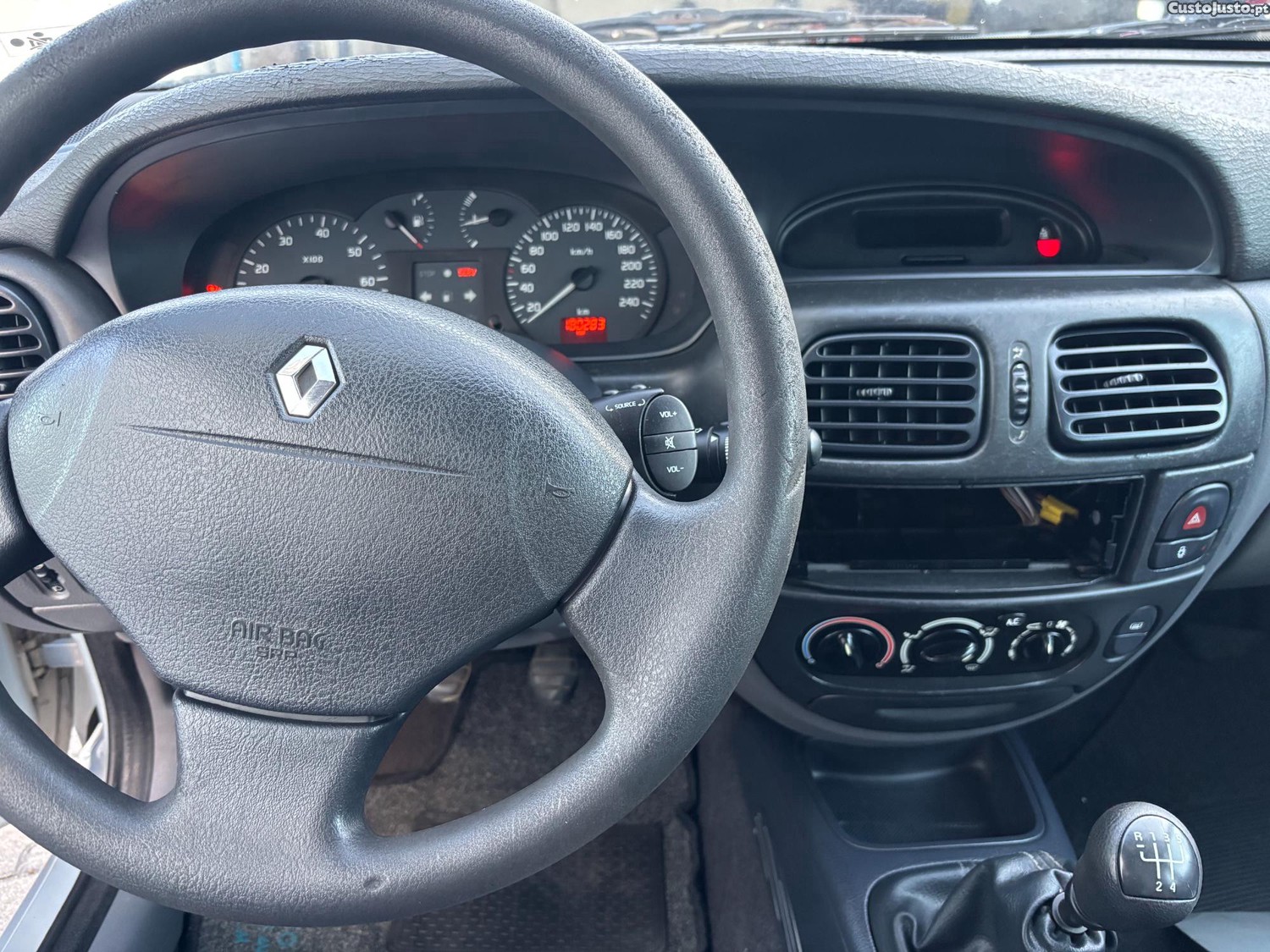 Renault Mégane 1.4 i 90cv — fotografia 6