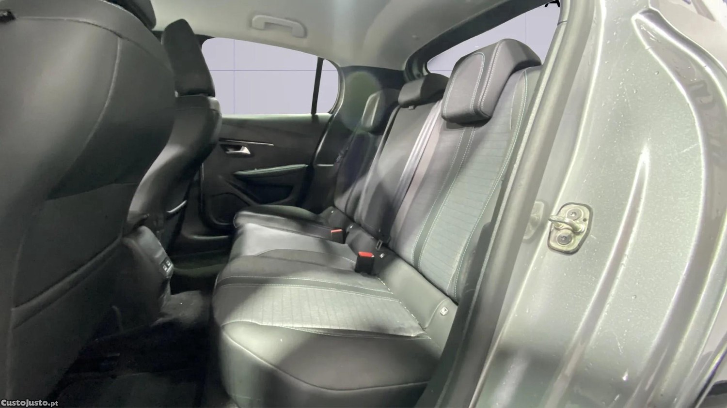 Peugeot e-208 50 kWh Allure Pack — fotografia 3