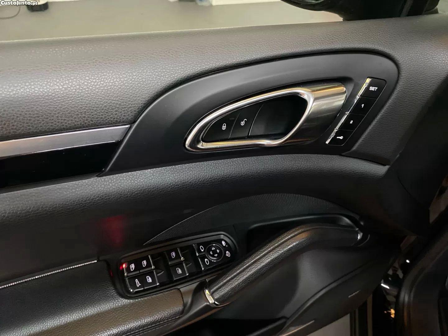 Porsche Cayenne Platinum edition — fotografia 3