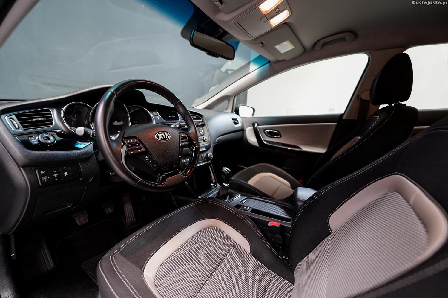 Kia Ceed 1.4 CRDi TX — fotografia 9