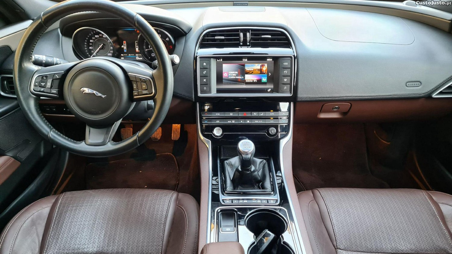 Jaguar XE 2.0 D Prestige — fotografia 21