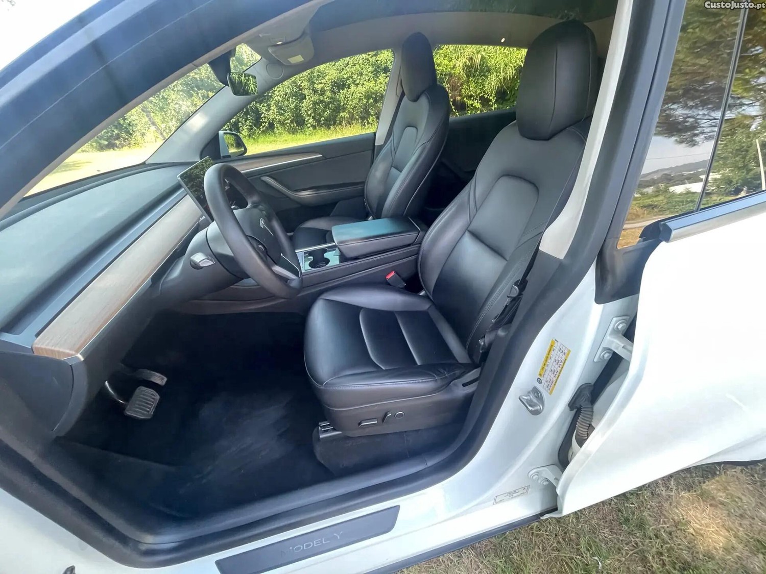 Tesla Model Y Long Range Dual Motor AWD — fotografia 18