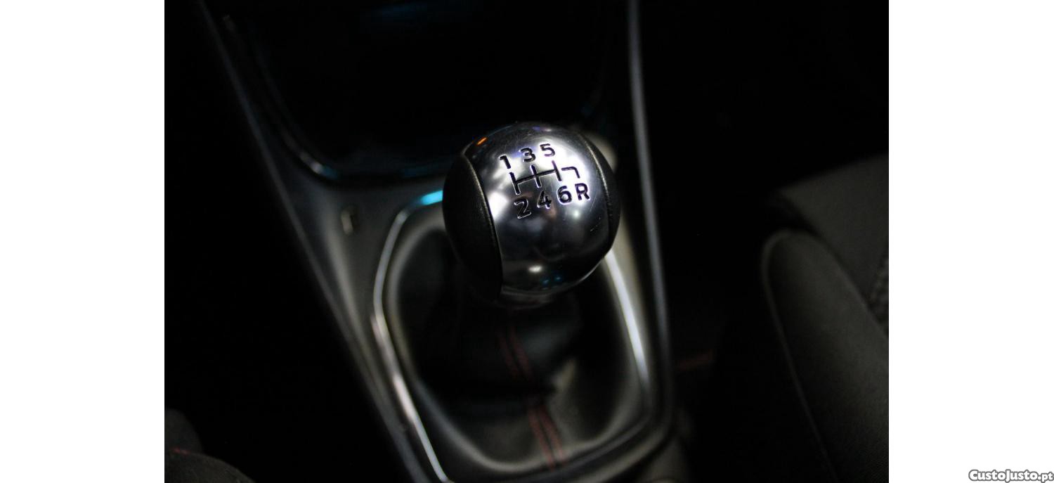 Ford Puma 1.0 EcoBoost MHEV ST-Line X Vivid Ruby Edition — fotografia 3