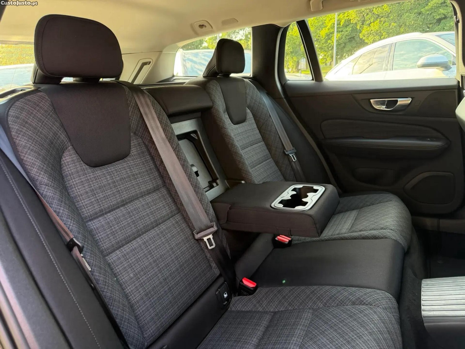 Volvo V60 2.0 T6 AWD TE Essential — fotografia 13