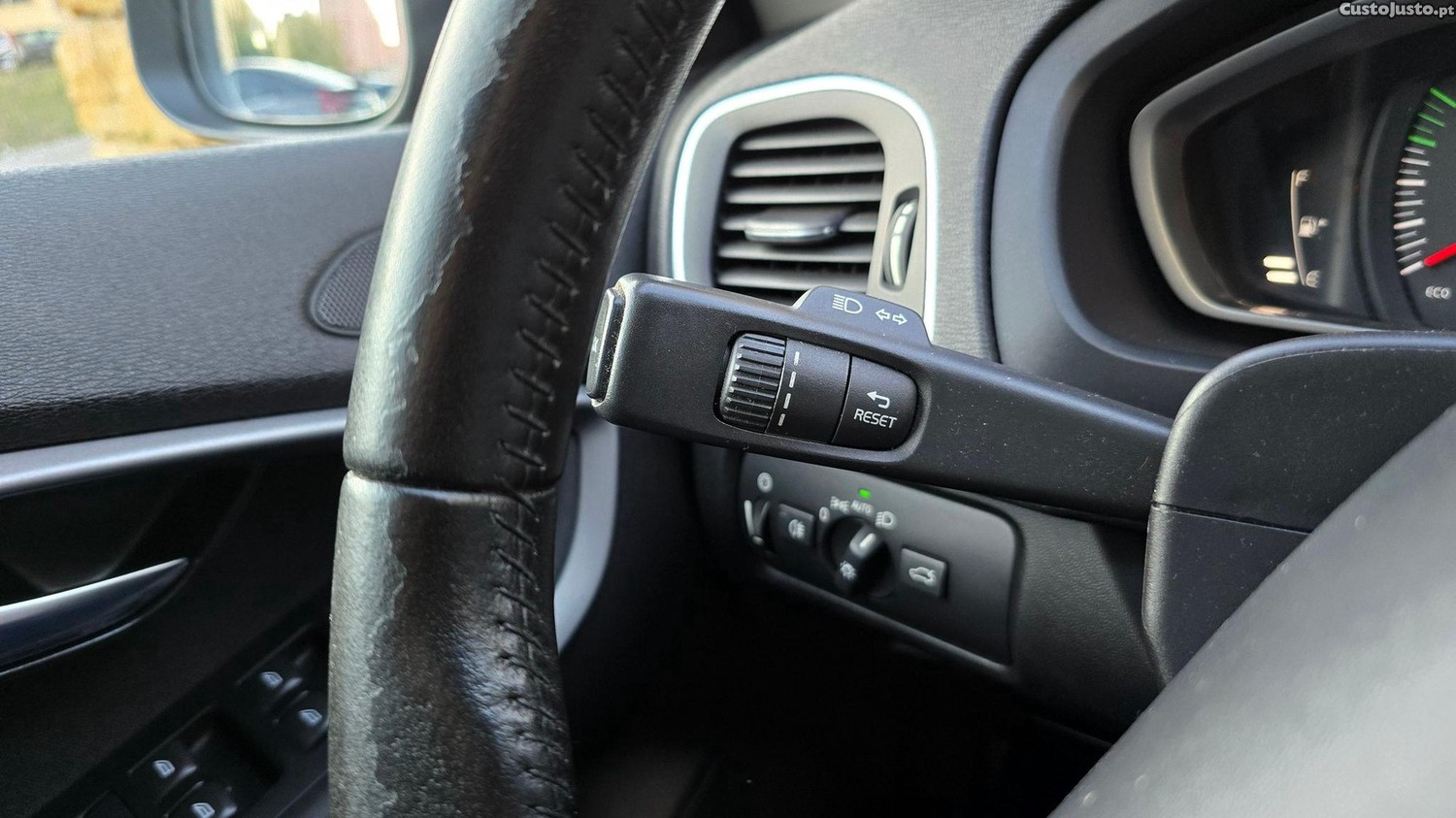 Volvo V40 2.0 D2 Momentum Geartronic — fotografia 18