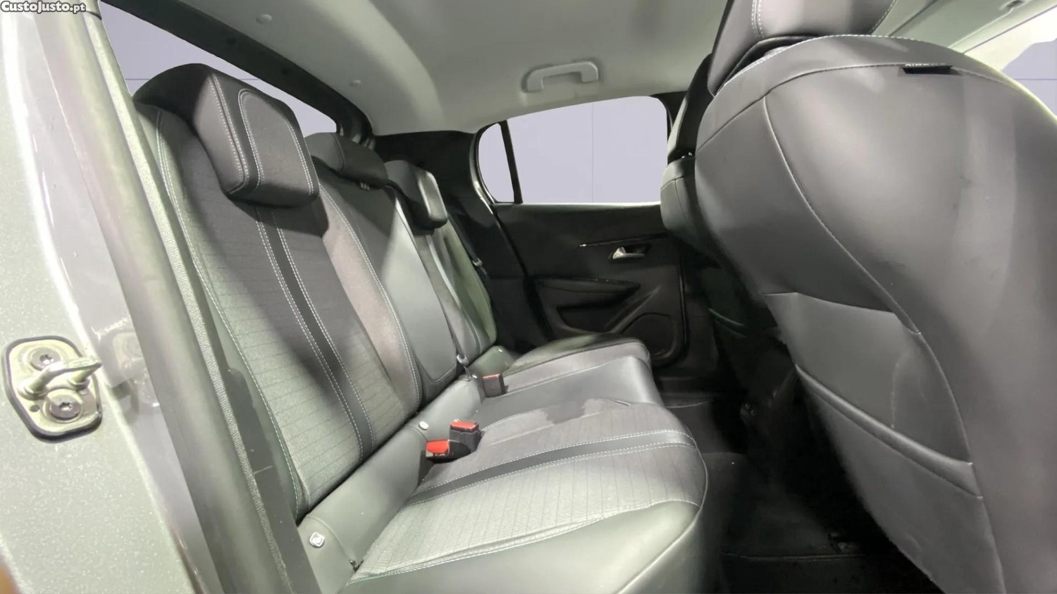 Peugeot e-208 50 kWh Allure Pack — fotografia 2