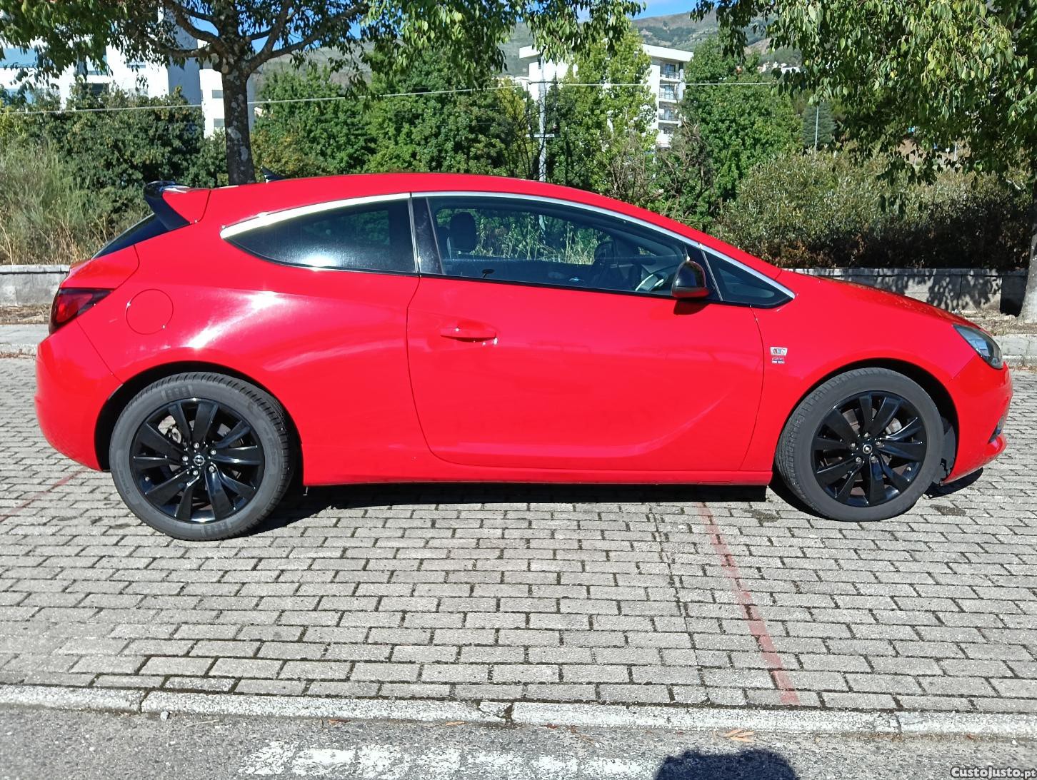 Opel Astra GTC Black OPC Line — fotografia 8