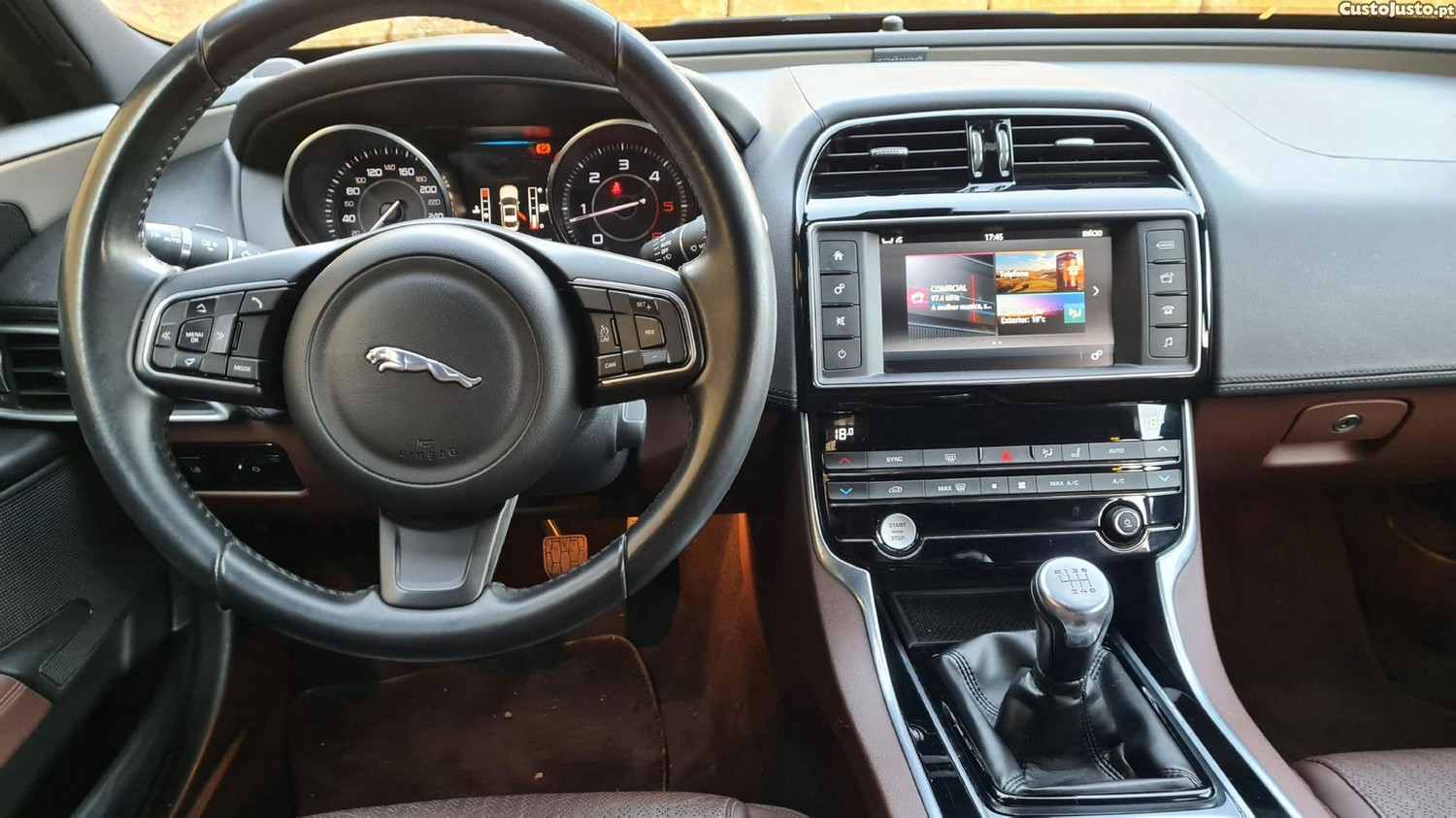 Jaguar XE 2.0 D Prestige — fotografia 19