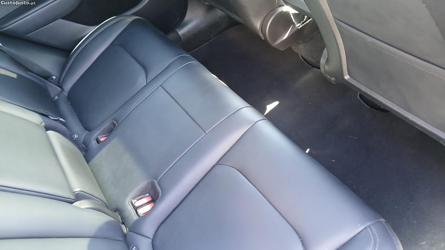 Tesla Model Y Standard RWD — fotografia 3