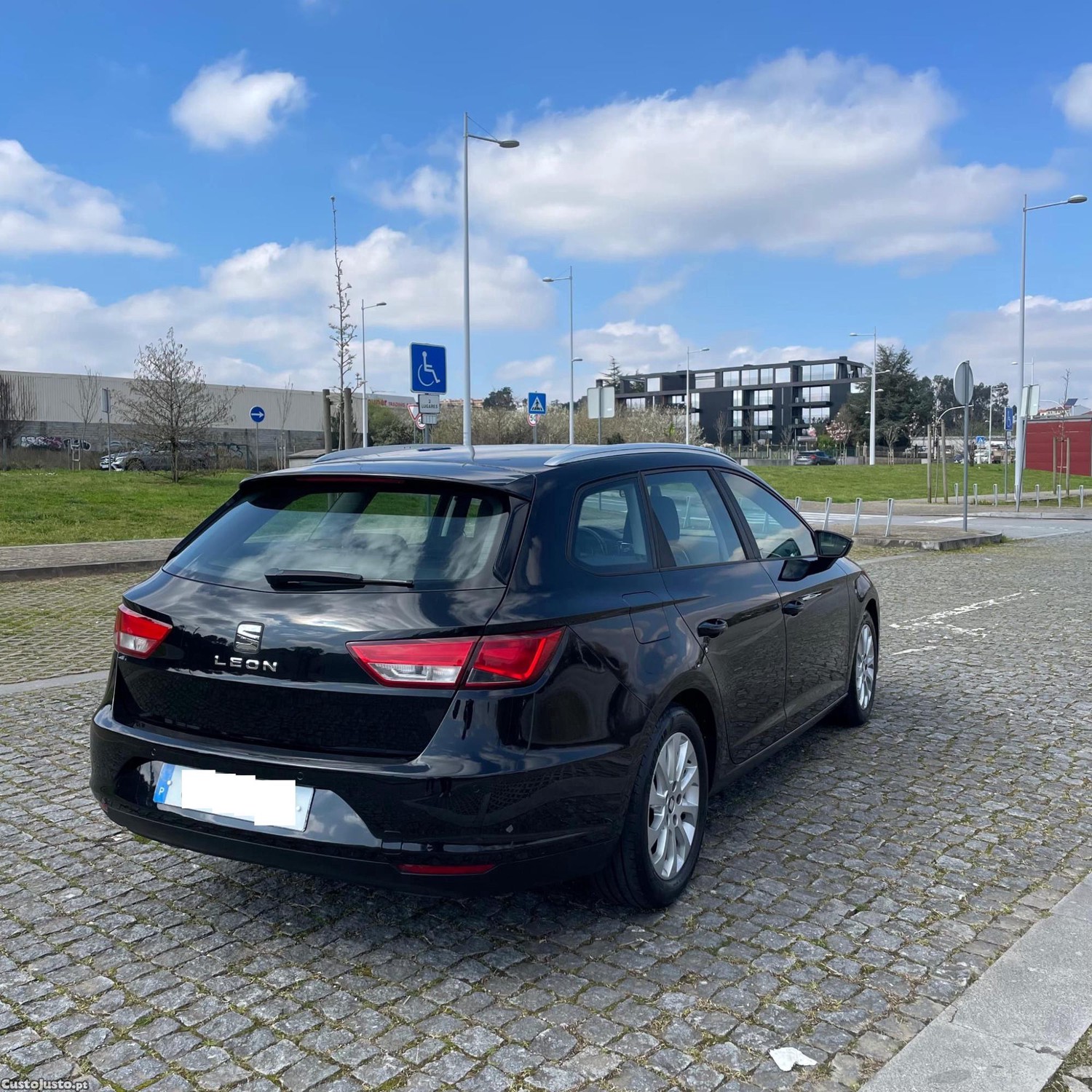 SEAT Leon 1.6 TDI 116cv SW — fotografia 3