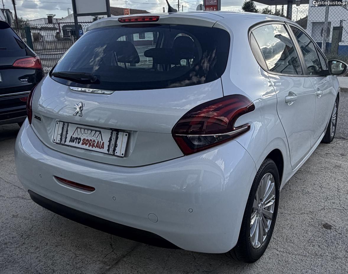 Peugeot 208 Allure — fotografia 9