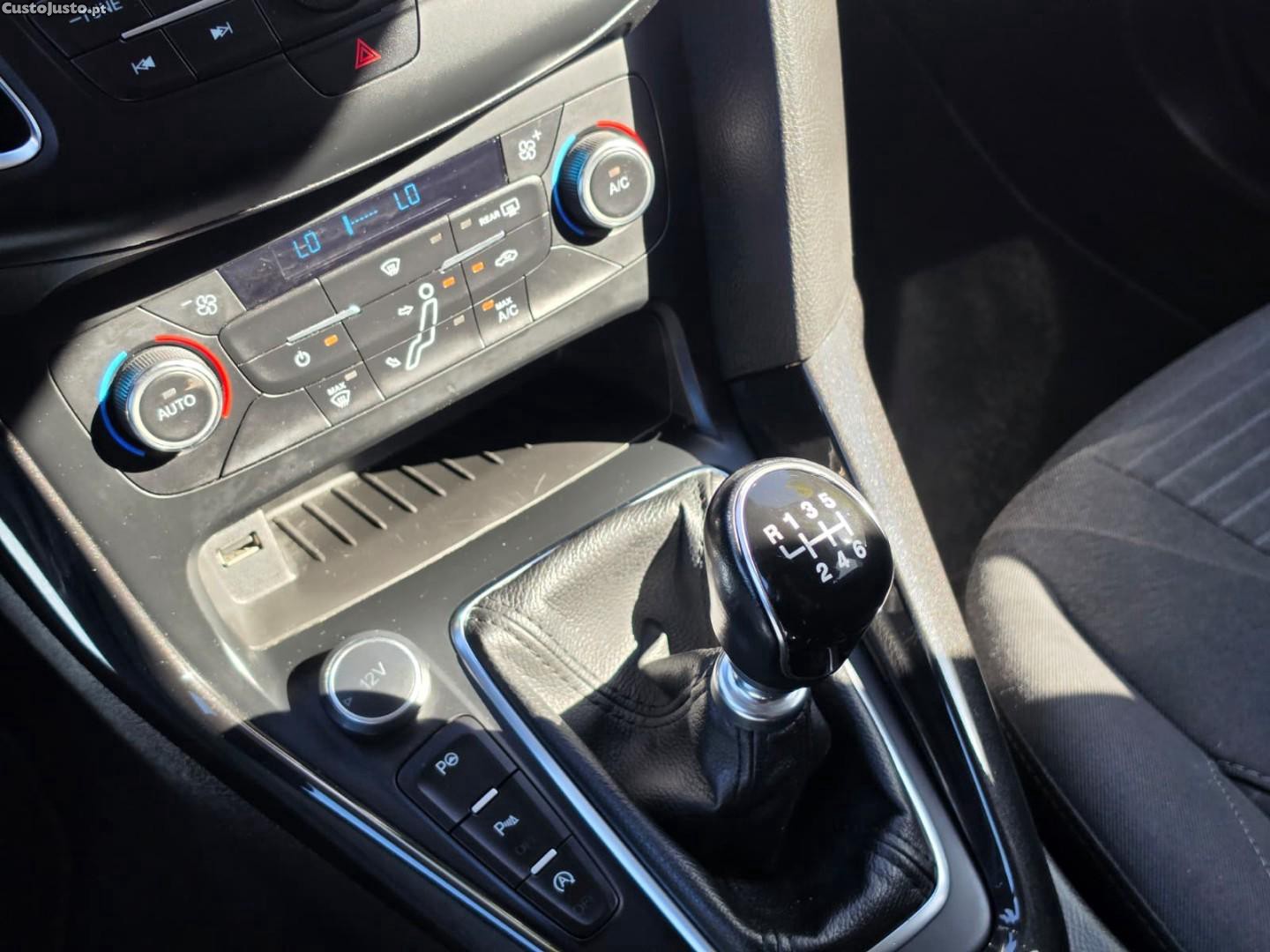 Ford Focus 1.5 TDCi EcoBlue Active — fotografia 3