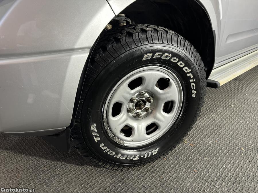 Nissan Navara 2.5 dCi CD LE 4WD — fotografia 15