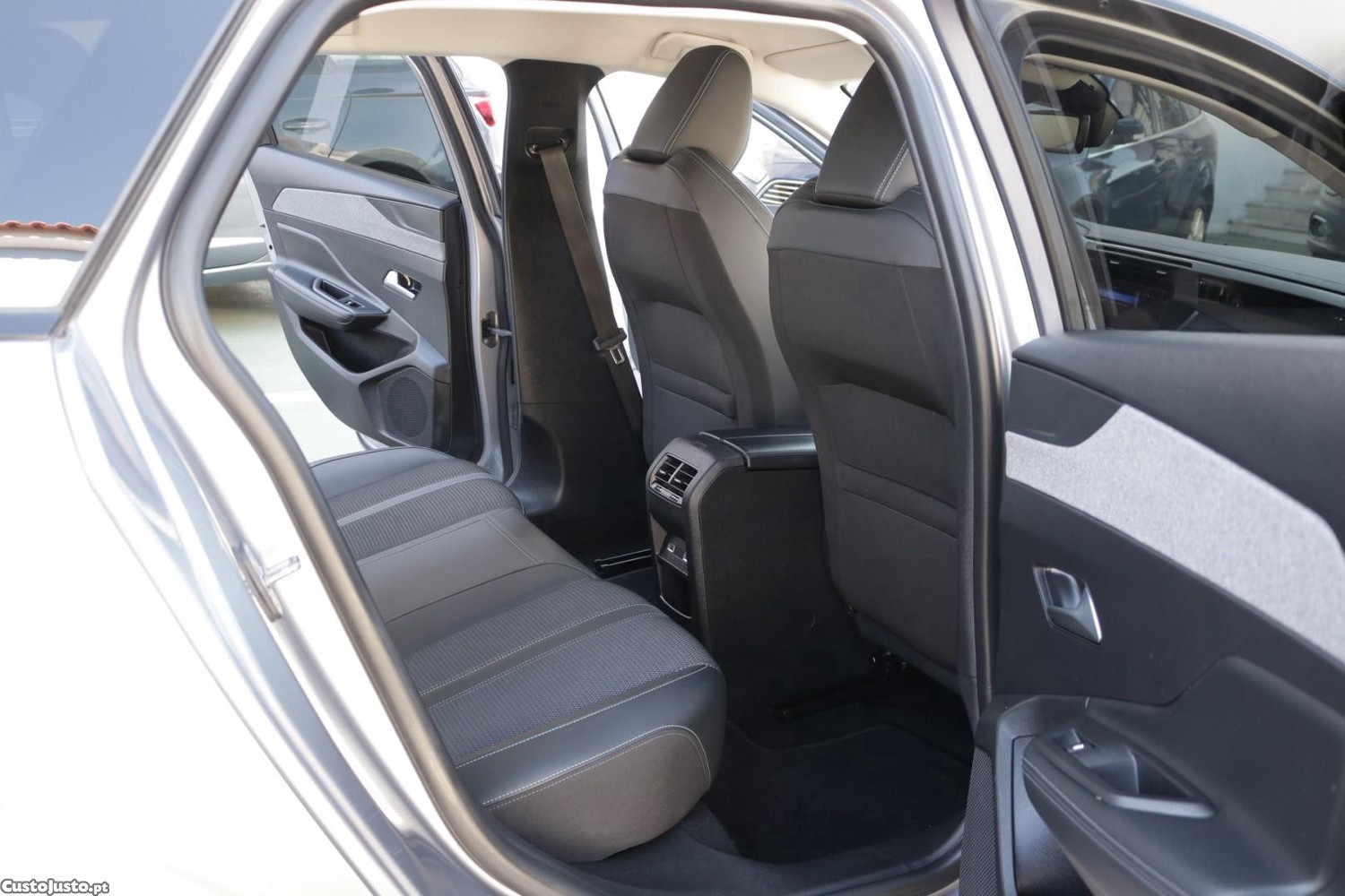 Peugeot 308 SW 1.6 Hybrid Allure Pack e-EAT8 180cv — fotografia 35