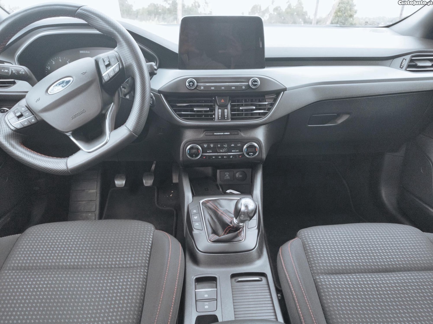 Ford Focus 1.0 ECOBOOST HYBRID ST-LINE — fotografia 3