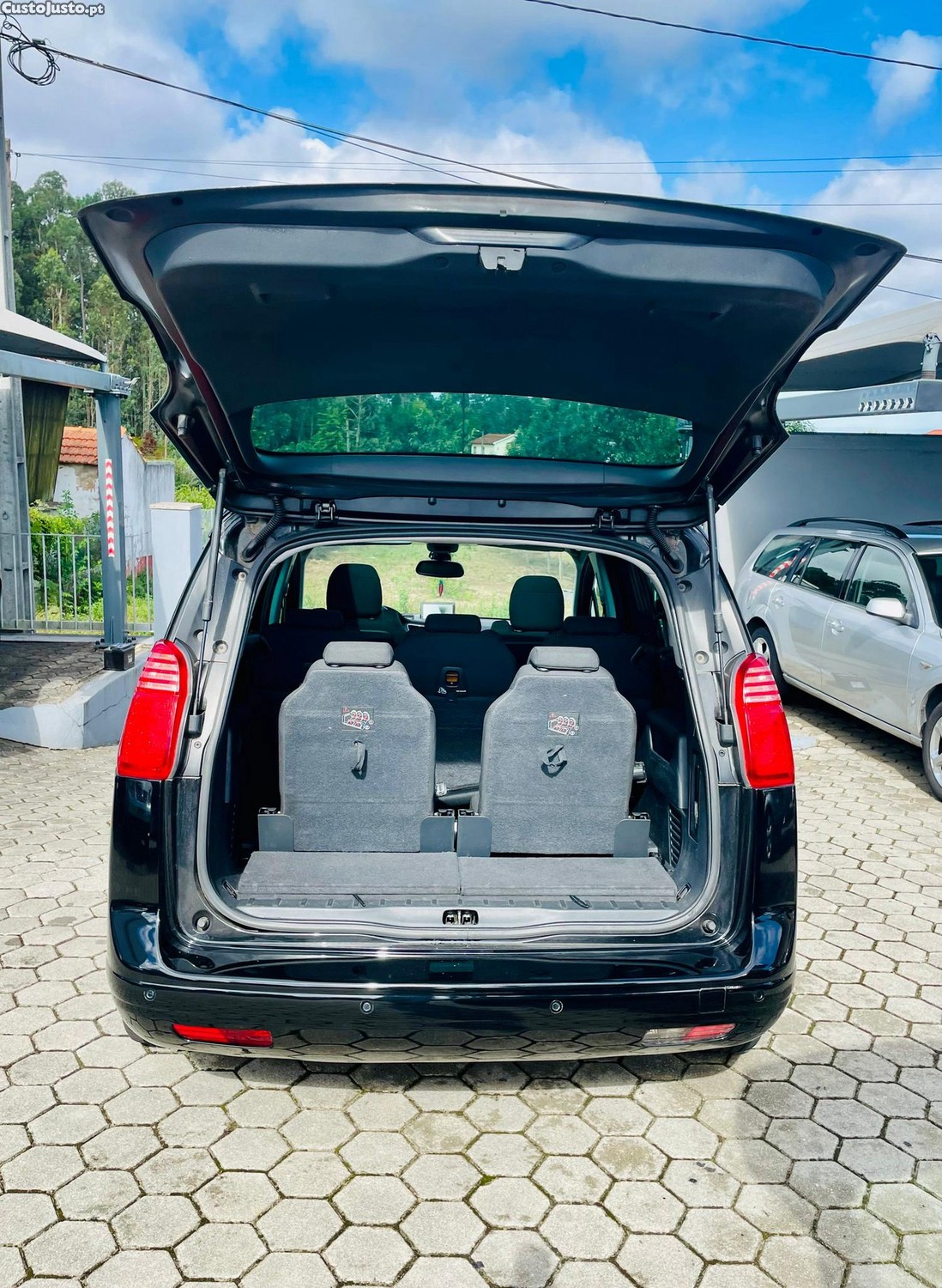 Peugeot 5008 1.6 e-HDi 7L Allure 2-Tronic — fotografia 9