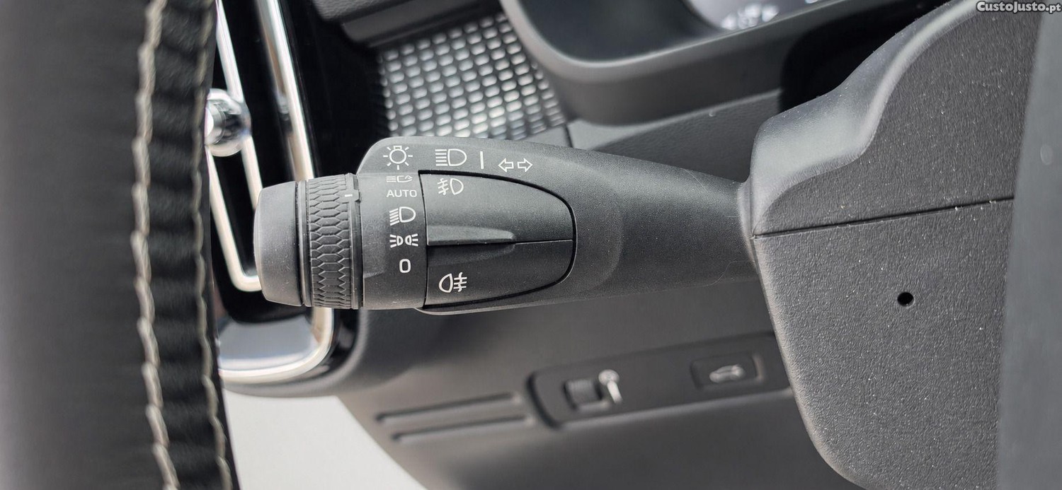 Volvo XC 40 2.0 D4 R-Design AWD — fotografia 5